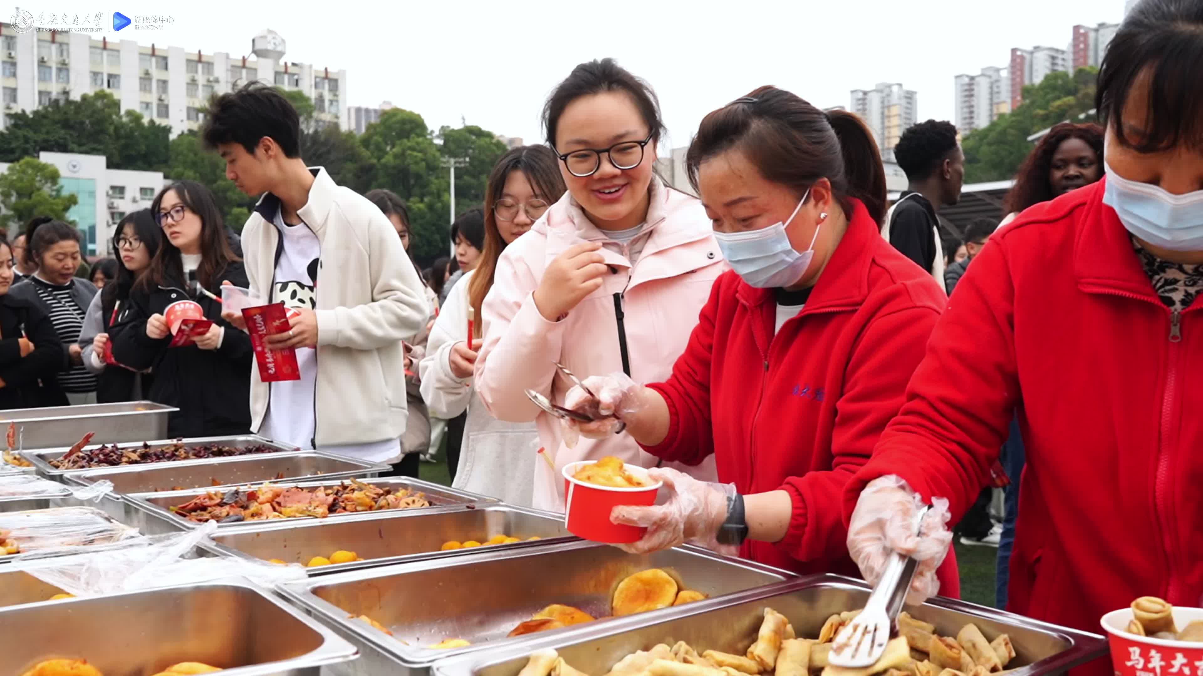 重庆交通大学元宵游园会🎡在欢声笑语中解锁元宵仪式感！咬一口软糯的汤圆🥣许下对未来的期许✨点亮新一年的逐梦之路#元宵快乐#重庆交通大学